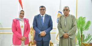 محافظ قنا يلتقي أعضاء بمجلسي النواب والشيوخ لبحث مشكلات المواطنين وحلها (صور)
