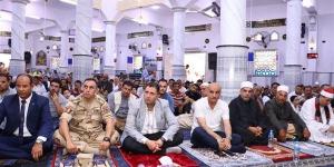 محافظ دمياط يفتتح مسجد الرحمة بالزرقا ويؤدي صلاة الجمعة وسط الأهالي