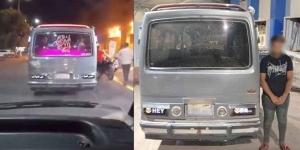ضبط سائق ميكروباص وضع لافتات مضيئة بعبارات مسيئة في إمبابة