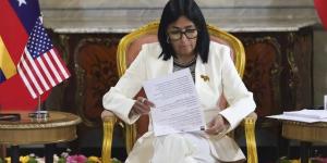 الاتفاق النفطي الأمريكي الفنزويلي يواجه مخاطر سياسية واستثمارية كبيرة