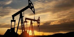 النفط يتجه لتسجيل مكسب أسبوعي يتجاوز 8%
