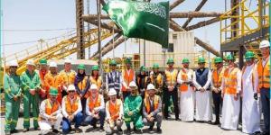 رفع العلم السعودي على إحدى أكبر منصات الحفر البحرية في العالم