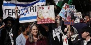 عشرات الإسرائيليين واليهود يتظاهرون أمام الأمم المتحدة مطالبين برحيل نتنياهو
