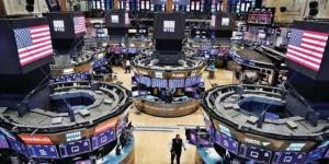 العقود الآجلة للأسهم تتحرك طفيفاً و"داو جونز" يخسر للأسبوع الرابع