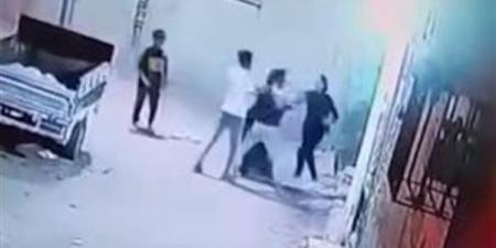 عامل خردة يلقن زوجته علقة ساخنة في الشارع تنتهى بالقبض عليه بالشرقية