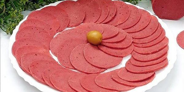 مخاطر تمنعك عن تقديم اللانشون لأطفالك