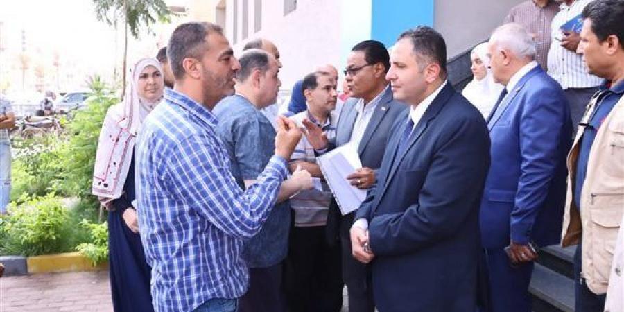 محافظ دمياط يوجه بالإسراع في إنهاء معاملات المواطنين بالمركز التكنولوجي