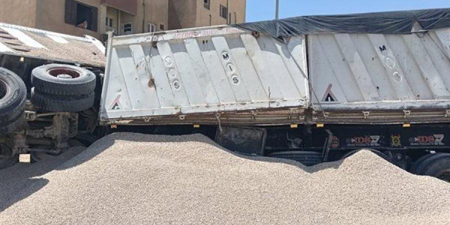 مشهد مفاجئ على دائري المنيا، سيارة نقل تقتحم منزلًا