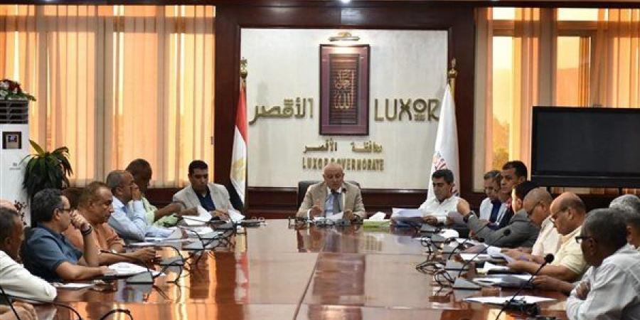 محافظ الأقصر يبحث توفير أراضٍ لإنشاء محطات مياه شرب بقرى إسنا والطود المحرومة