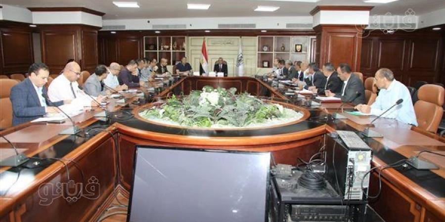 محافظ بني سويف يناقش موقف ترميم وصيانة عمارات الإسكان الاقتصادي