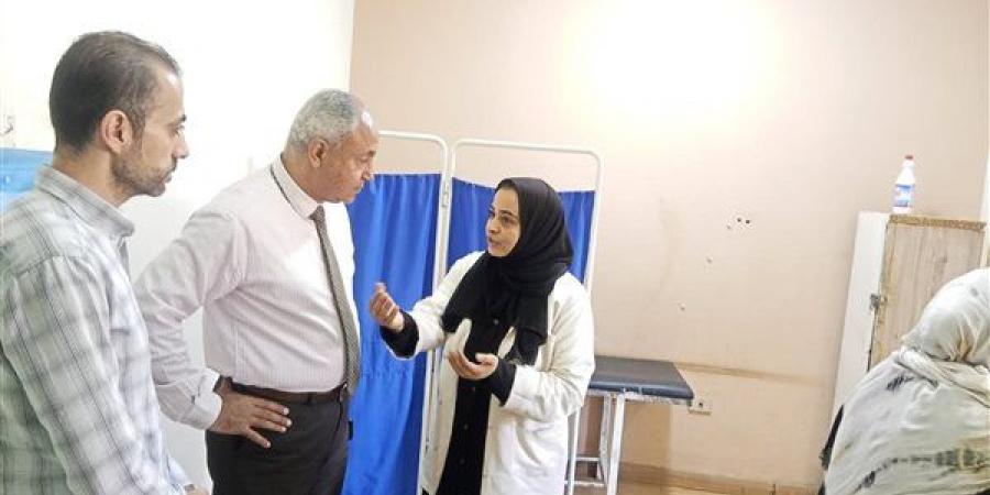 وكيل الصحة بالقليوبية يتفقد عيادات الجلدية ببنها ويوجه بخطة عاجلة لتقليل الزحام