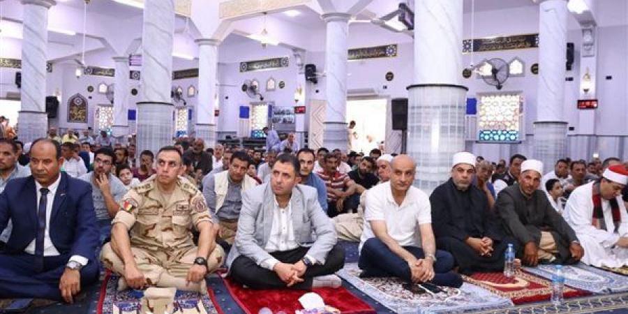 محافظ دمياط يفتتح مسجد الرحمة بالزرقا ويؤدي صلاة الجمعة وسط الأهالي