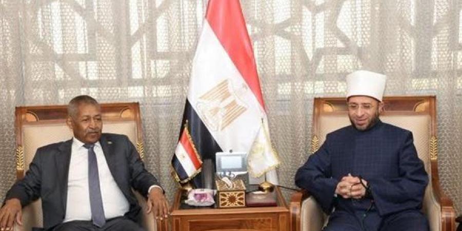وزير الأوقاف يبحث مع سفير السودان سبل التعاون في مجال تدريب وتأهيل الأئمة والواعظات