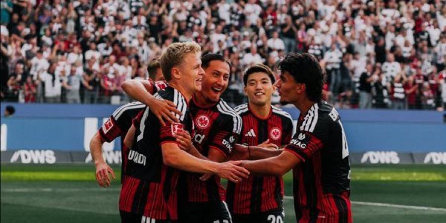 اينتراخت فرانكفورت يتقدم بهدف على أوجسبورج بالشوط الأول في الدوري الألماني
