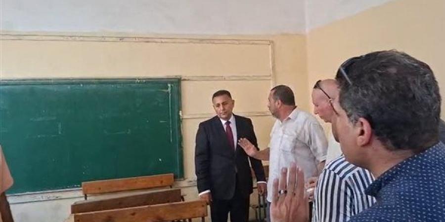 مدير مدرسة بكفر شكر يعترف بالتقصير لمحافظ القليوبية (فيديو)