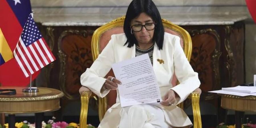 الاتفاق النفطي الأمريكي الفنزويلي يواجه مخاطر سياسية واستثمارية كبيرة