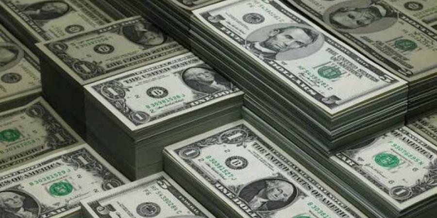 الدولار يلامس ذروة شهرين بدعم توقعات رفع الفائدة